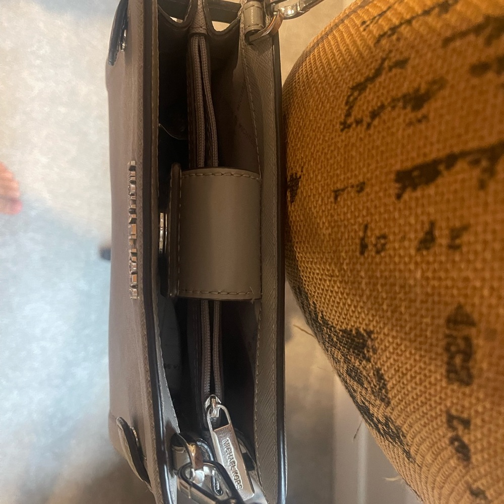 Micheal Kors Grey Crossbody - Picture 4 of 7
